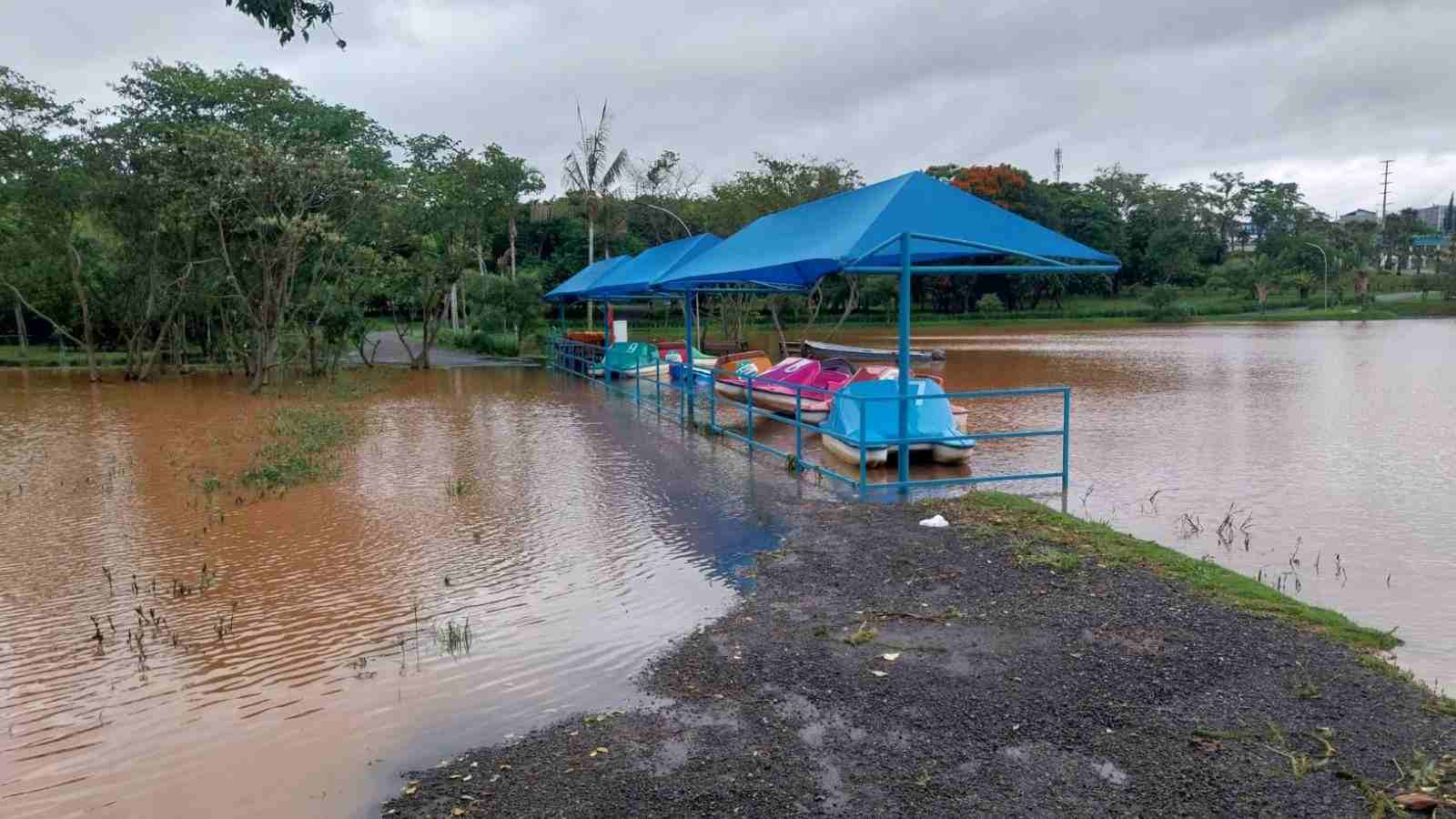 Chuvas alagam espaço das águas, em Jundiaí.