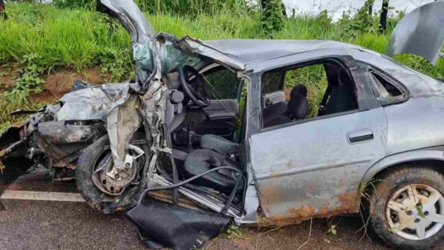 Carro ficou destruído após acidente em Itupeva.