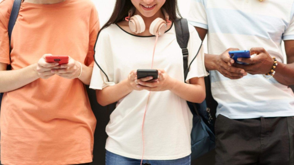 Uso de celulares em ambiente escolar está proibido.