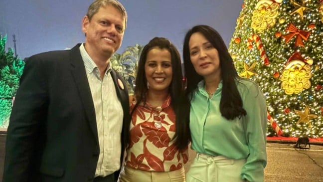 Primeira-dama de Itupeva com autoridades do estado.