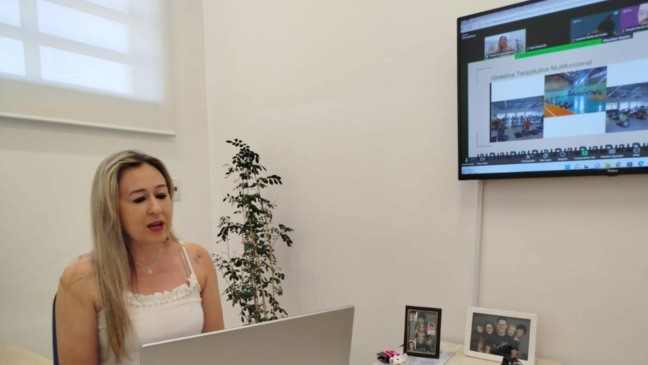 Médica de Jundiaí durante apresentação.