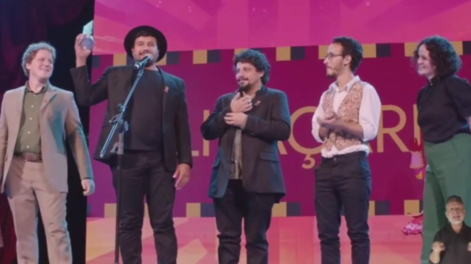 Cia de Palhaços de Jundiaí recebendo a premiação.