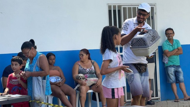 Fila aguardando castração de animais.