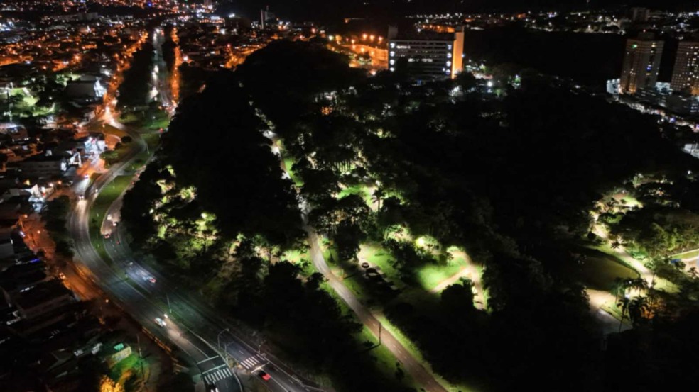 Jardim Botânico visto de cima à noite com iluminação de LED acesa.