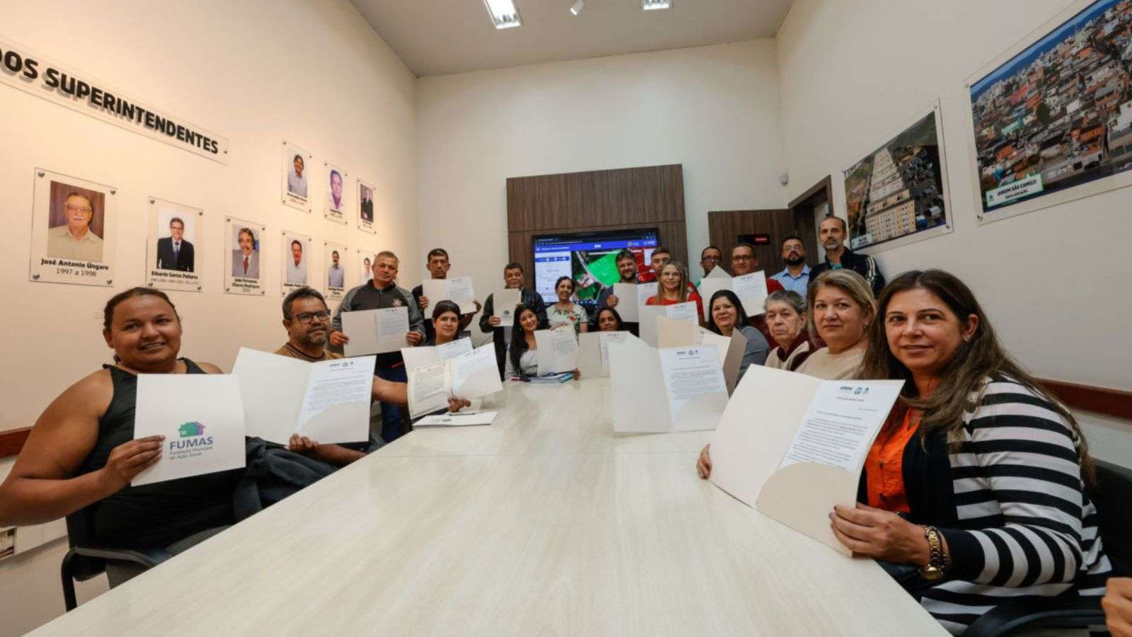 Moradores de Jundiaí com a regularização em mãos.