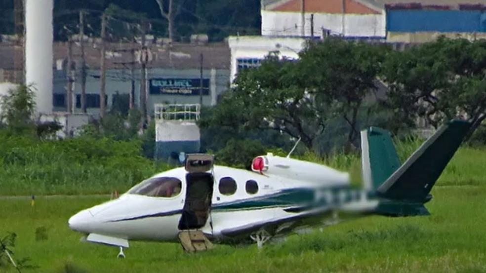 Avião em aeroporto de Jundiaí.
