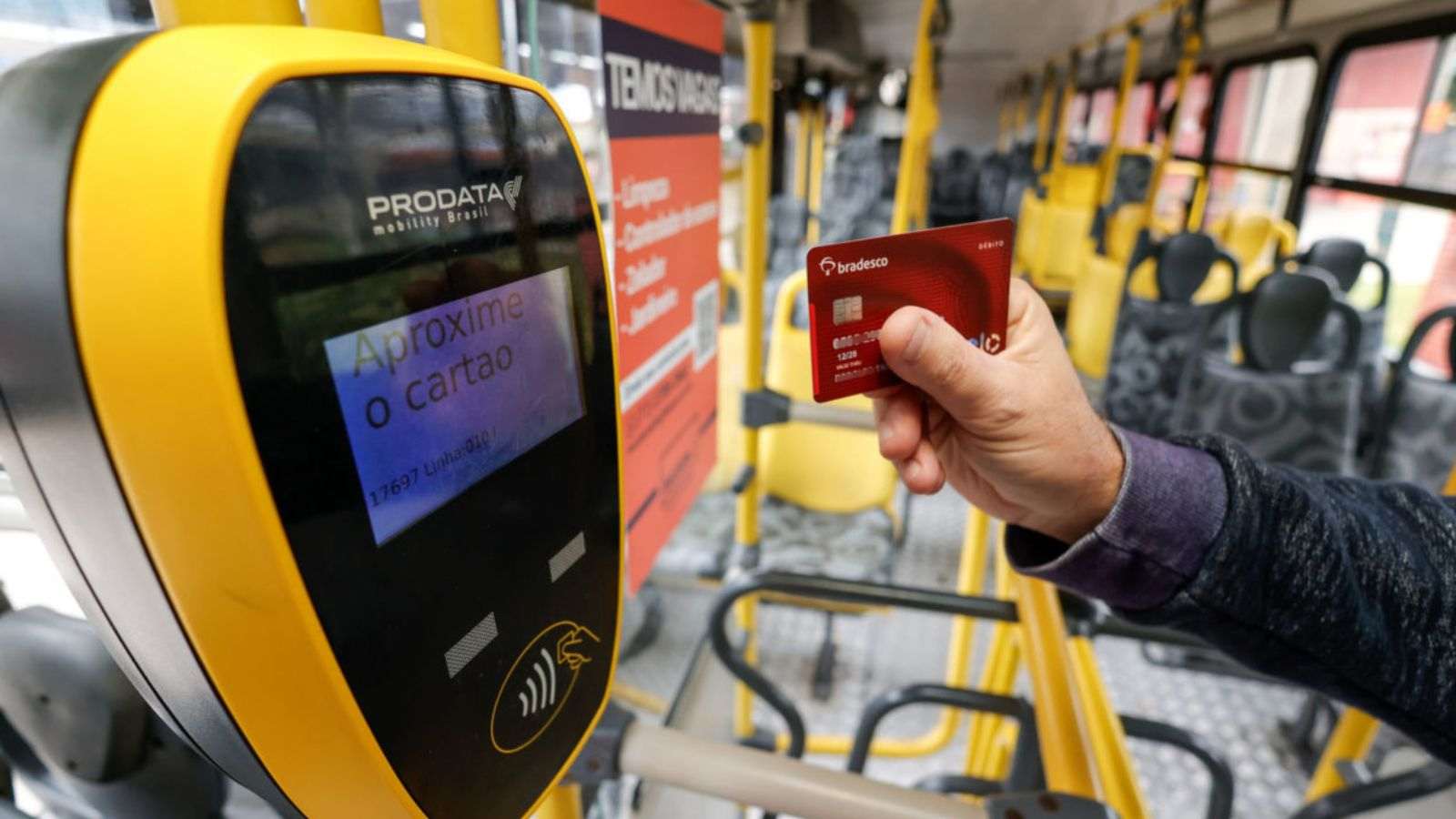 Pagamento no transporte público.