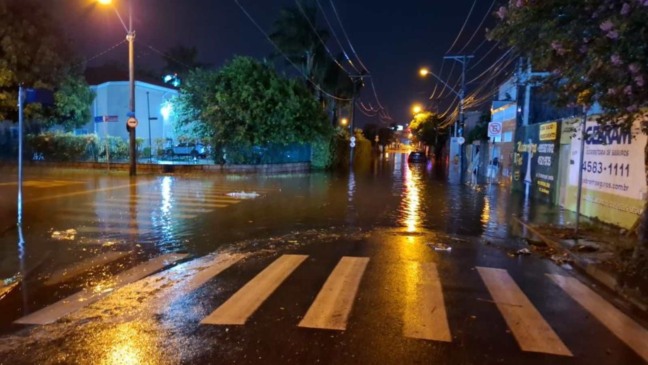 Alagamento na Vila Hortolândia, em Jundiaí.