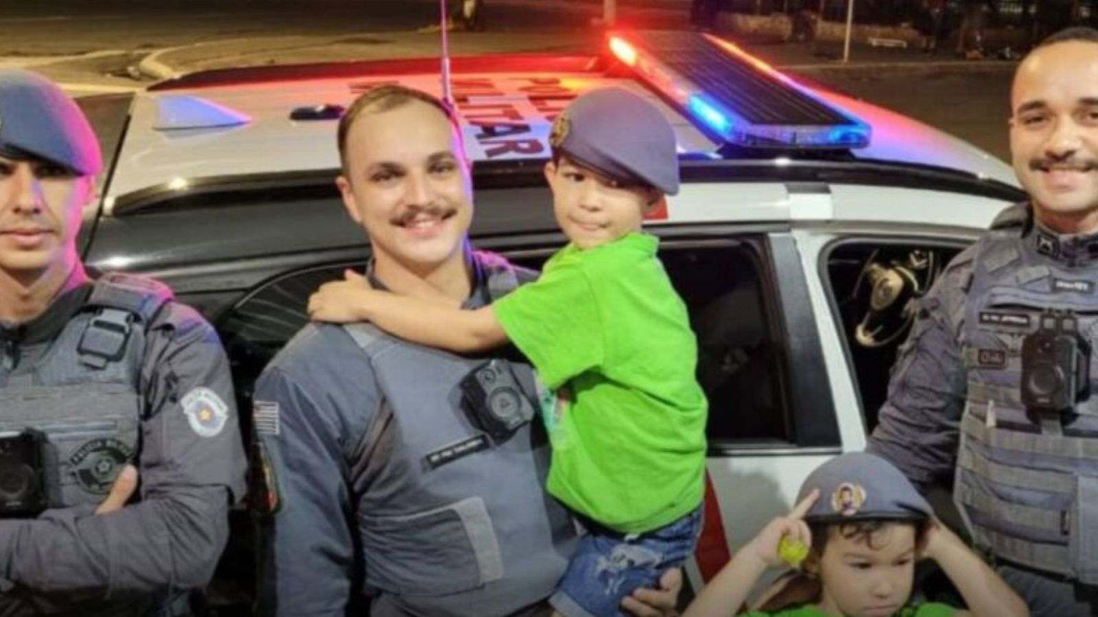 Gêmeos com os policiais militares.