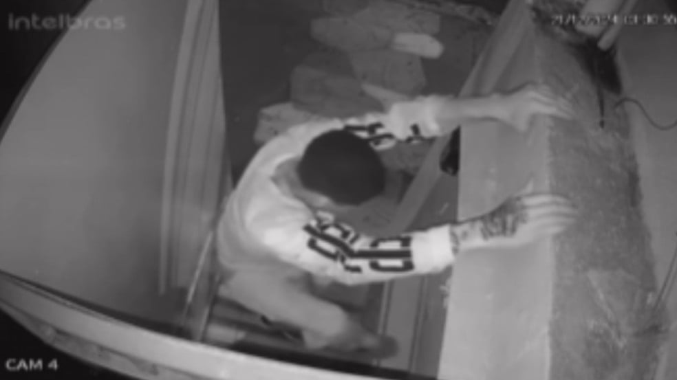 Câmera de segurança flagra ação criminosa.