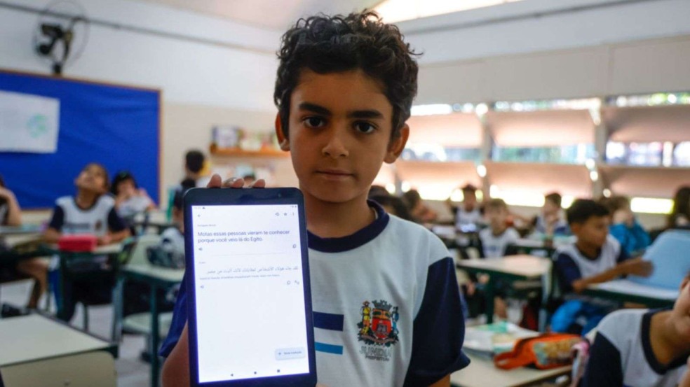 Alunos estrangeiros usam tablet para se comunicar. Alunos estrangeiros usam tablet para se comunicar.