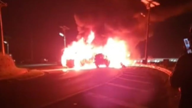 Acidente em franco da rocha provoca incêndio em rodovia.