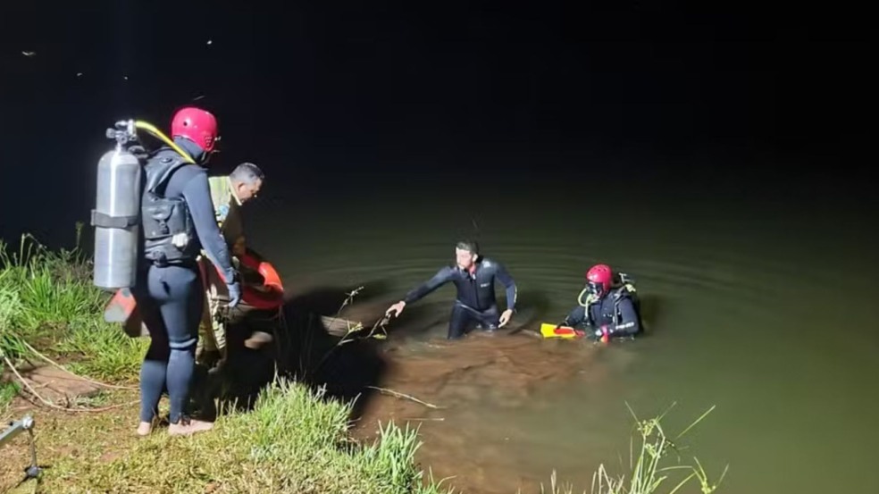 Resgate após acidente em represa.