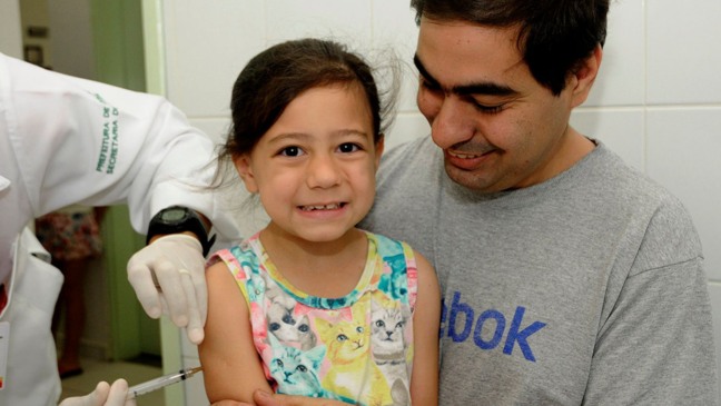 Criança tomando vacina