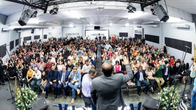 Pessoas em igreja - Dia do Evangélico