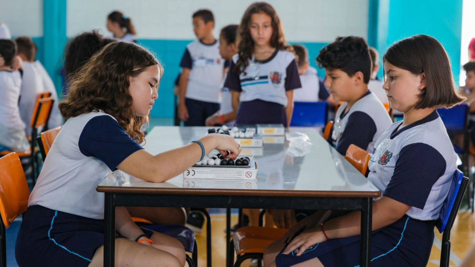 Crianças de Jundiaí jogando xadrez