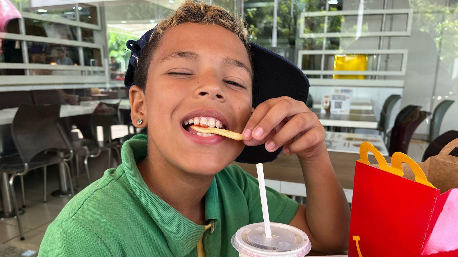 Criança no Mc Donald´s, através do projeto Mc Tour