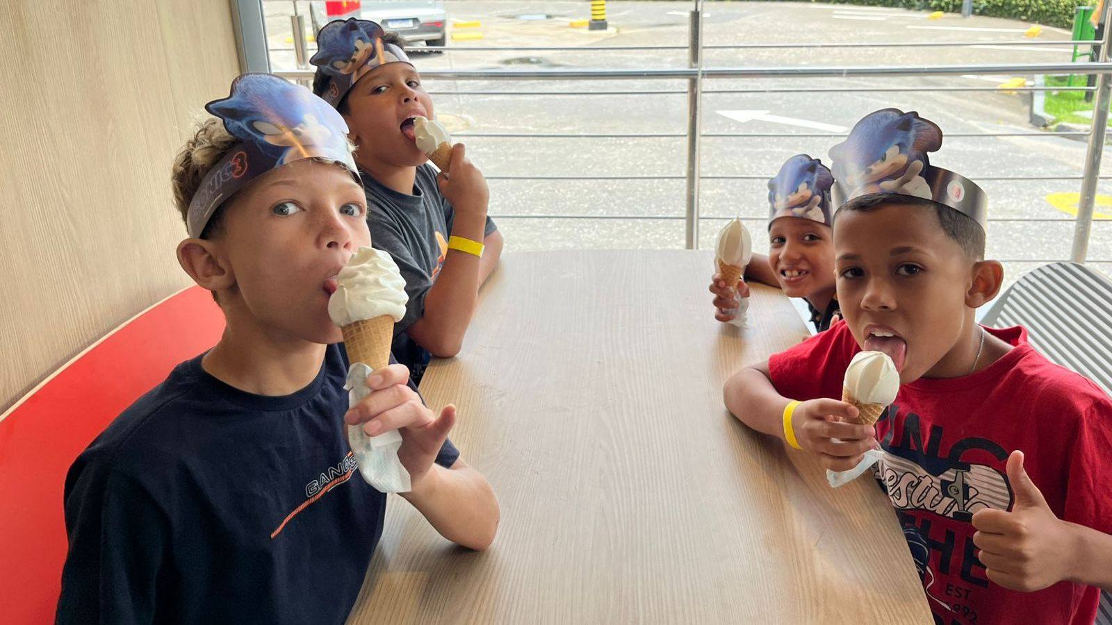 Crianças no Mc Donald´s, através do projeto Mc Tour