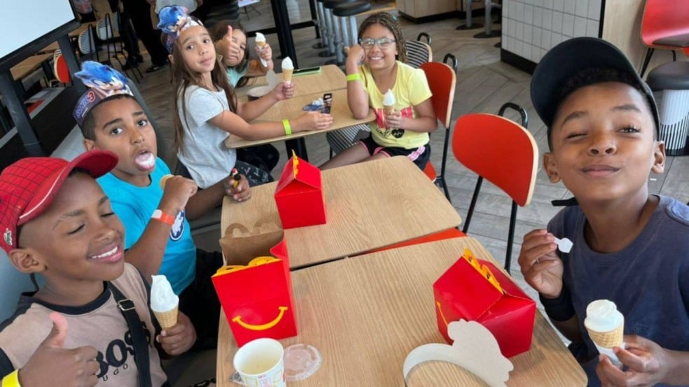 Crianças no Mc Donald´s, através do projeto Mc Tour