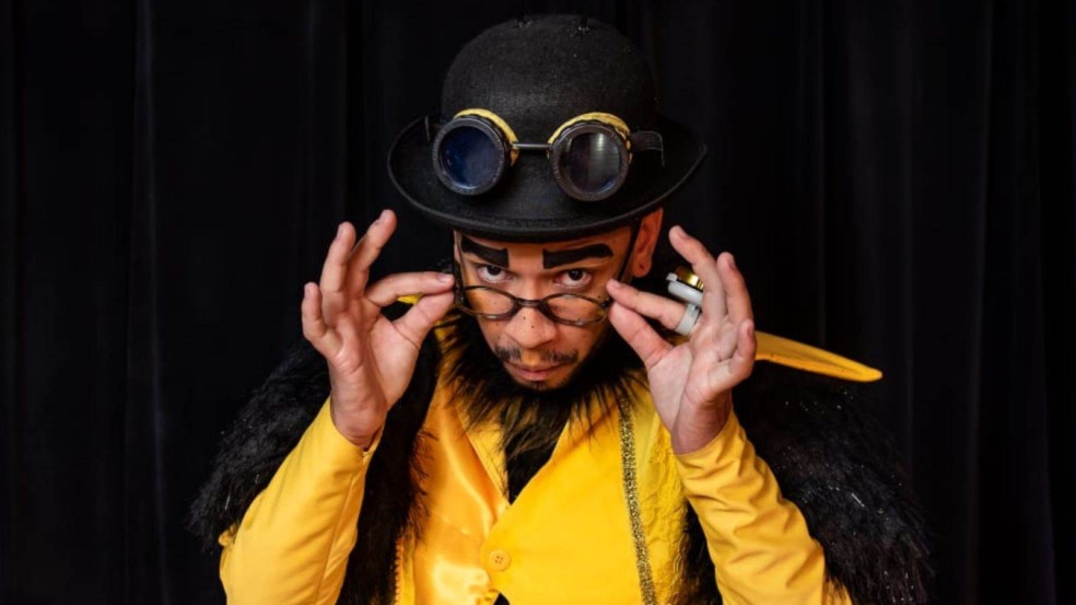 Giovanni caracterizado com trajes amarelo e preto para peça de teatro.