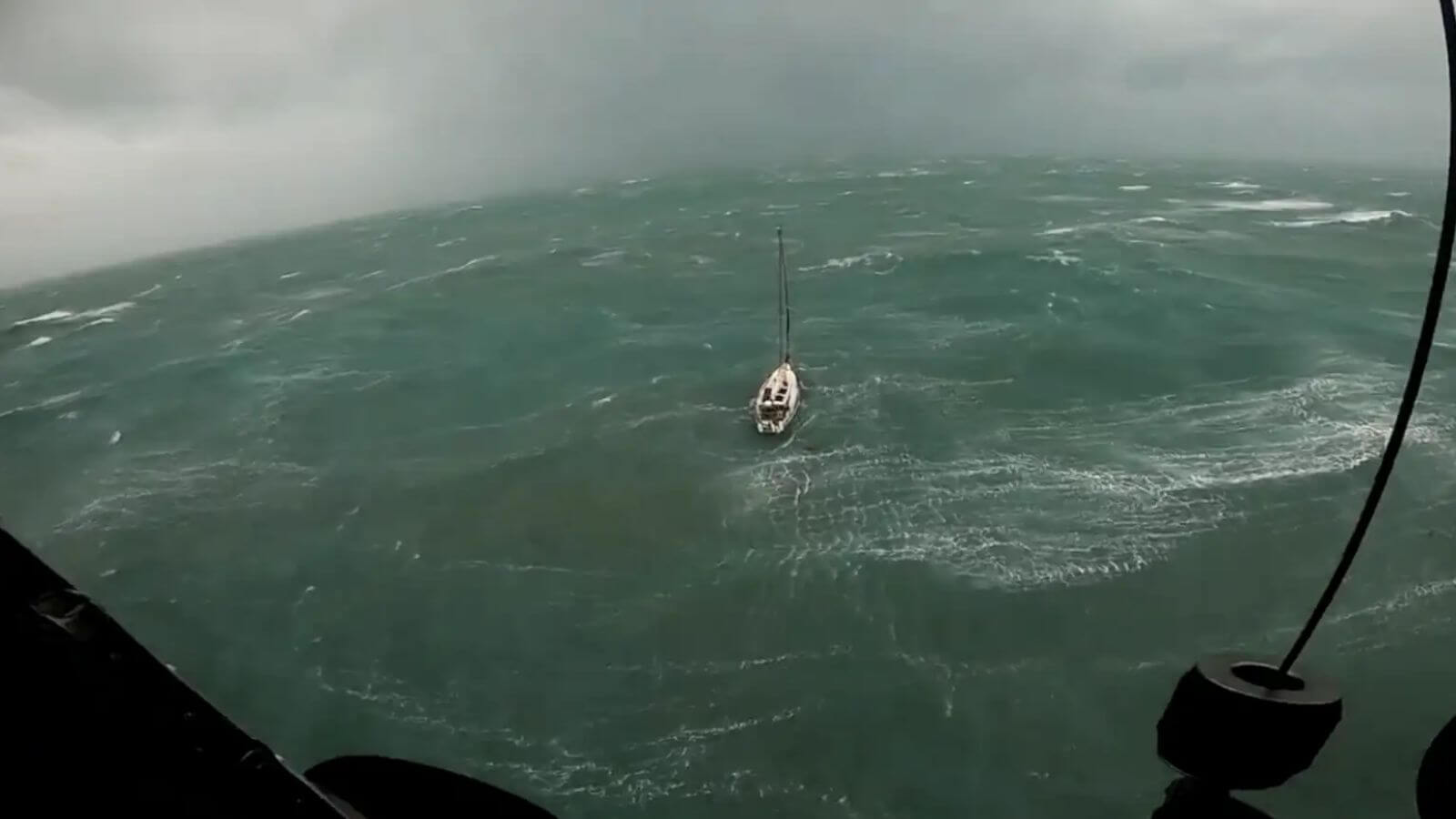 Guarda Costeira resgata homem e seu cachorro de um veleiro durante furacão