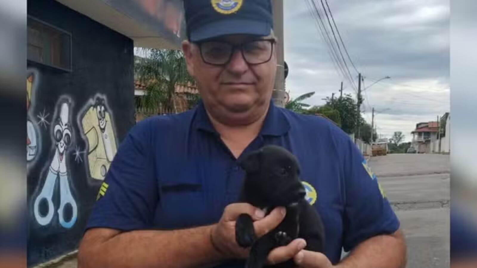 Guarda Municipal adota filhote de cachorro resgatado de caçamba de lixo