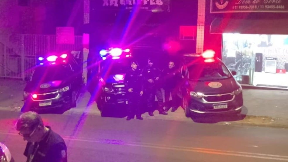 Polícia em frente de bares Polícia em frente de bares