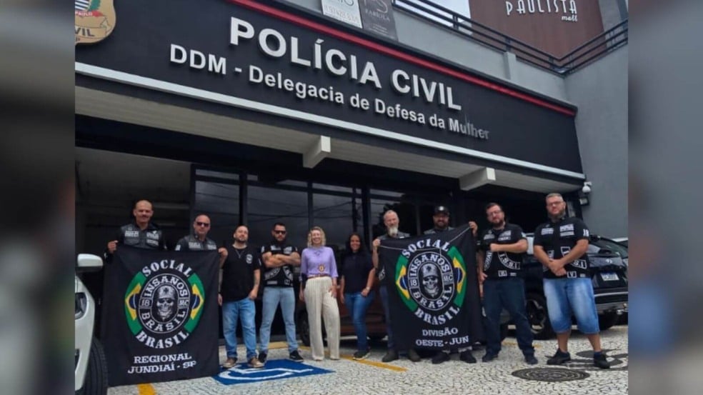 Policiais e integrantes do moto clube Insanos em frente à Delegacia da Mulher de Jundiaí