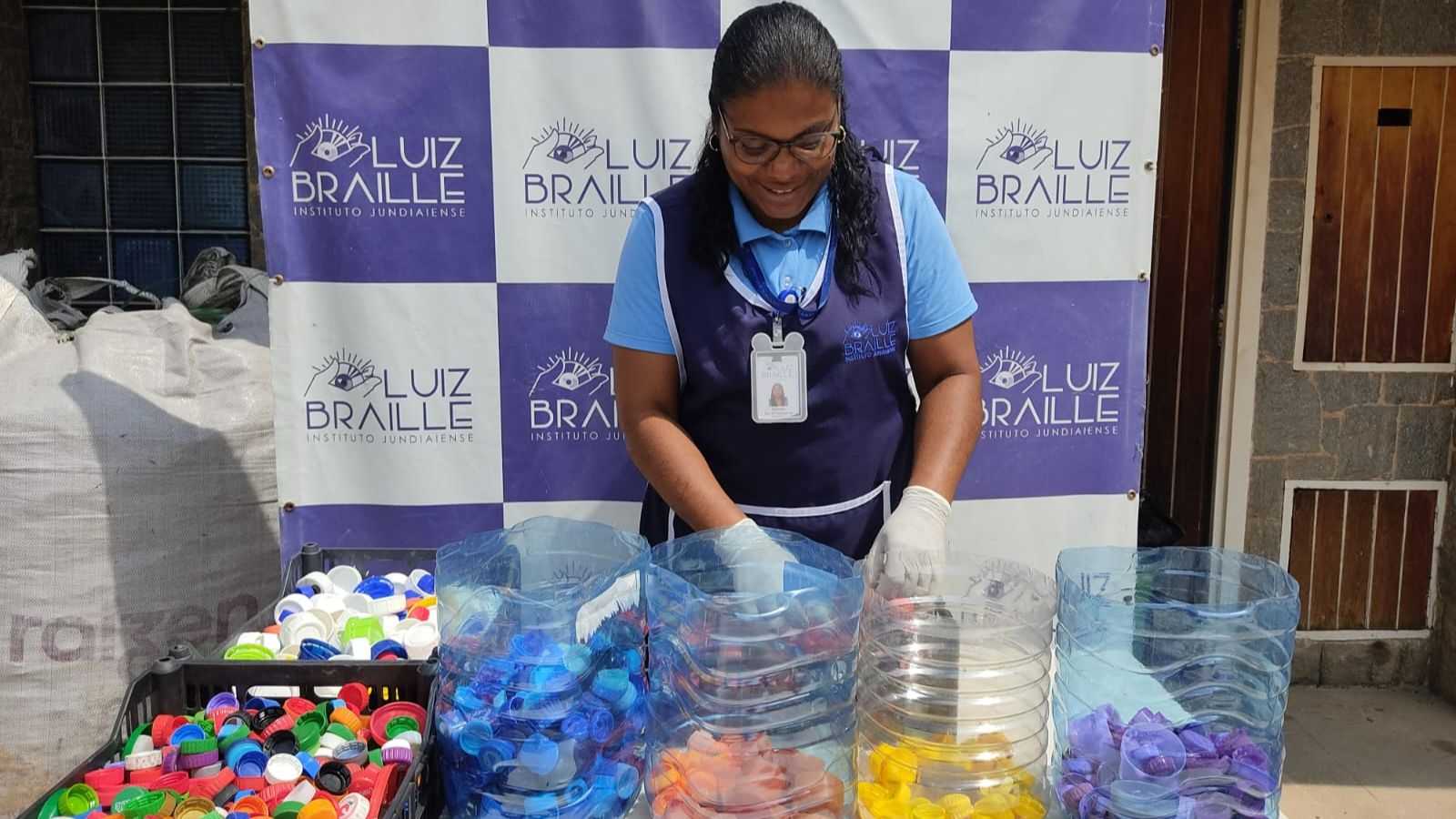 Voluntária do Programa Tampinha Legal, do Instituto Luiz Braille