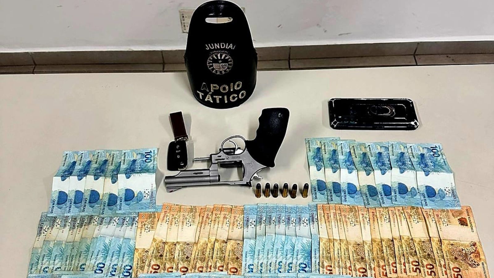 Apreensão de dinheiro e arma pela Guarda de Jundiaí