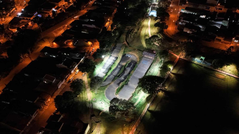 Iluminação LED na Pist BMX Iluminação LED na Pist BMX