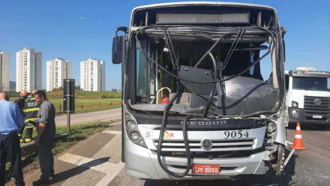 Ônibus que bateu na Rodovia Dom Gabriel