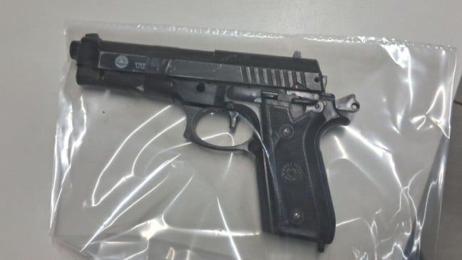 Réplica da arma de fogo usado pelo bandido durante o roubo em Jundiaí