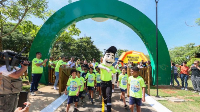 Crianças aprendendo as regras de trânsito seguro em Jundiaí