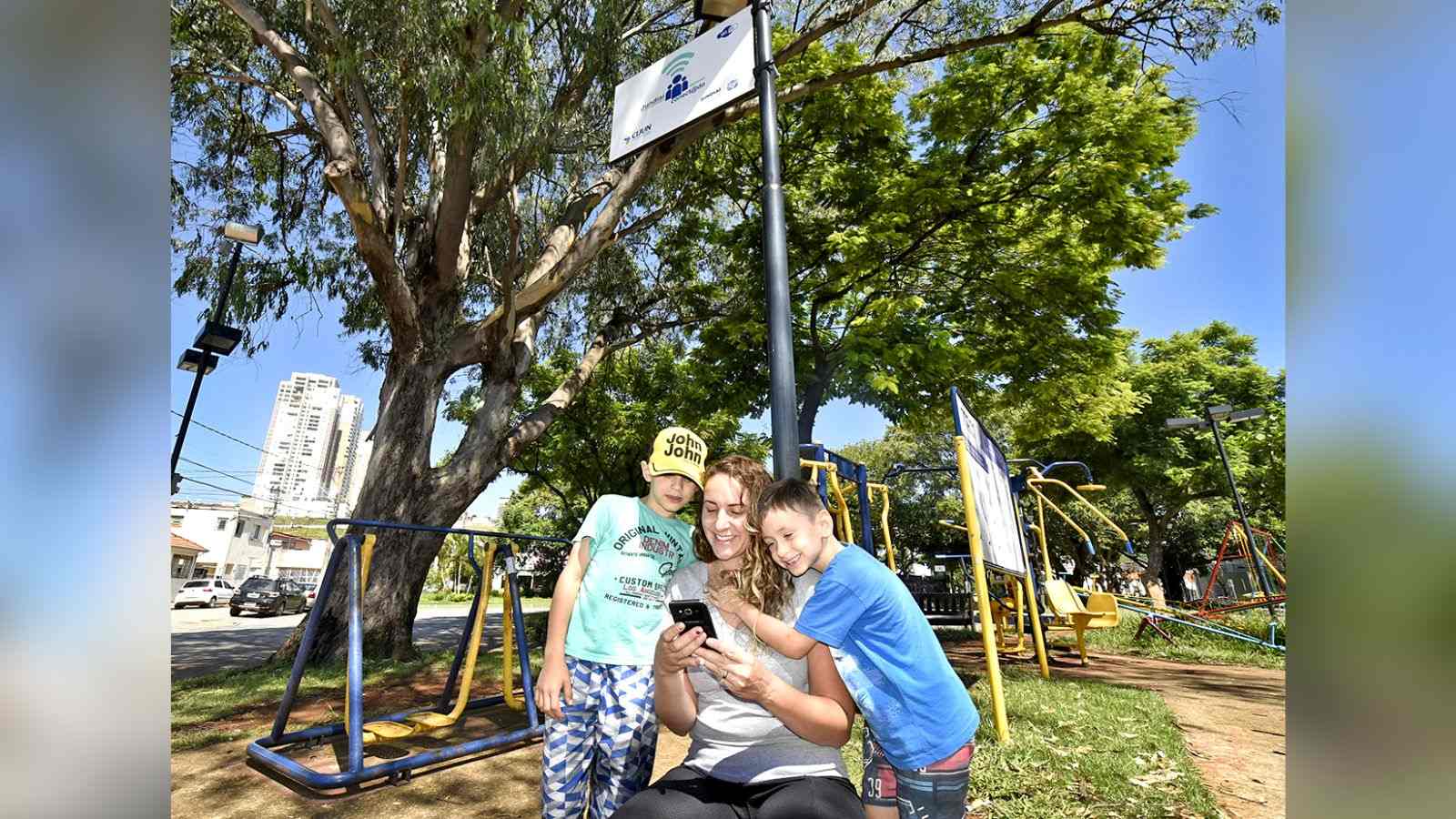 Mãe e filhos na cidade conectada Jundiaí