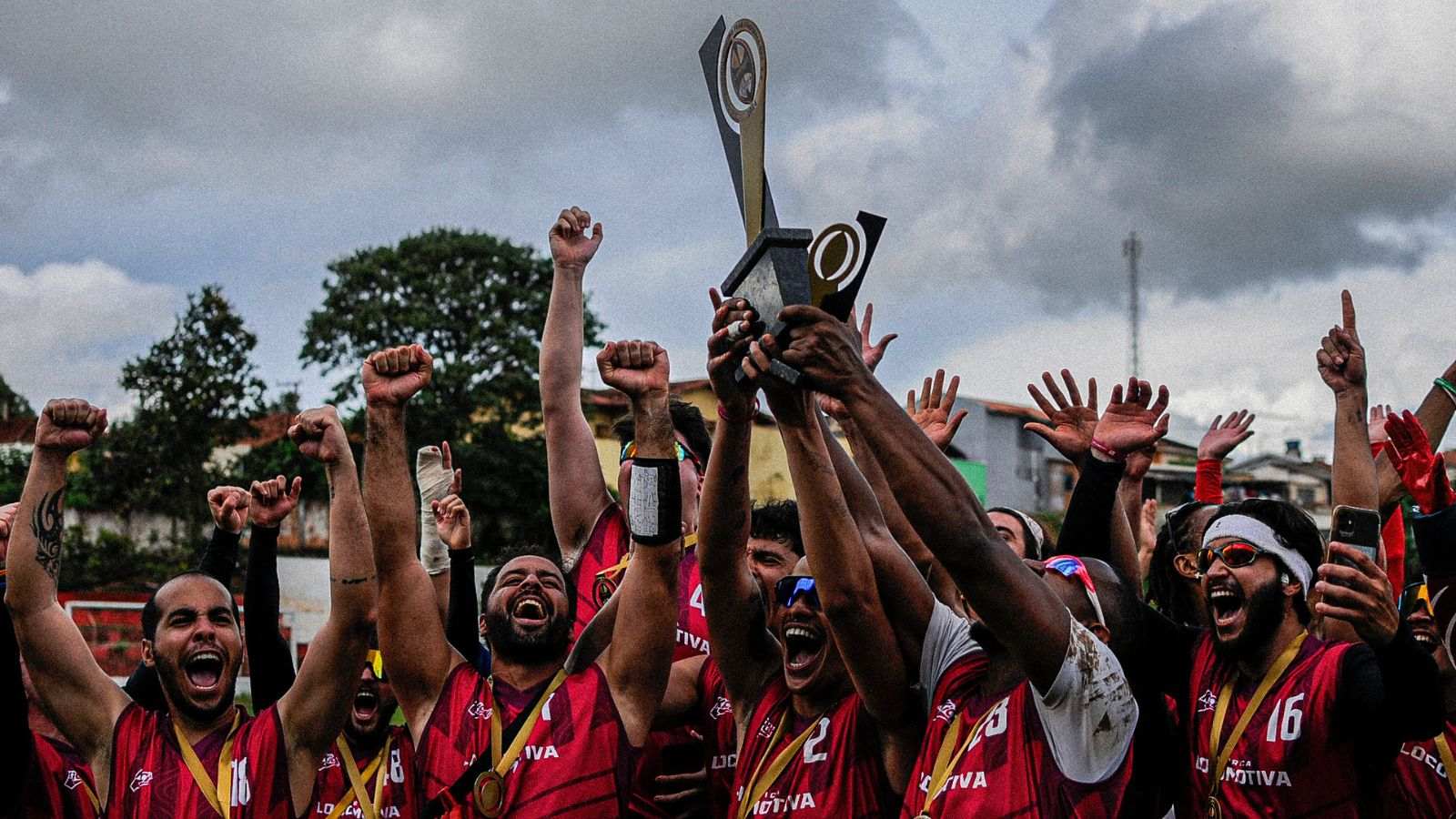 Equipe de flag football comemorando