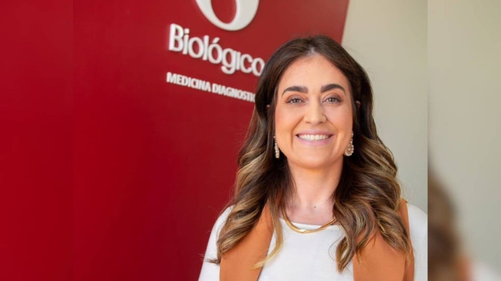 Mulher em frente ao Laboratório Biológico Mulher em frente ao Laboratório Biológico