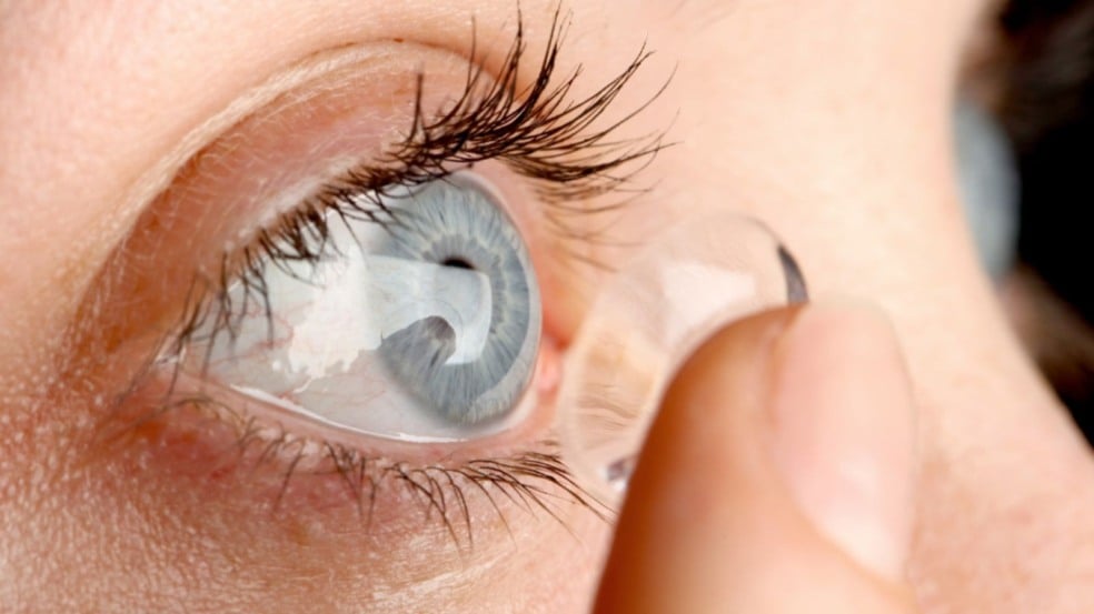 O uso inadequado de lentes de contato pode resultar em infecções oculares O uso inadequado de lentes de contato pode resultar em infecções oculares