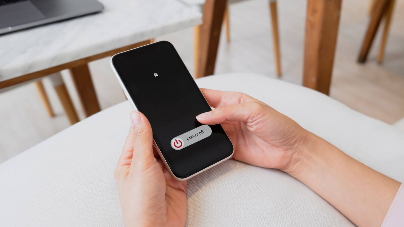Minimalismo digital - pessoa desligando celular