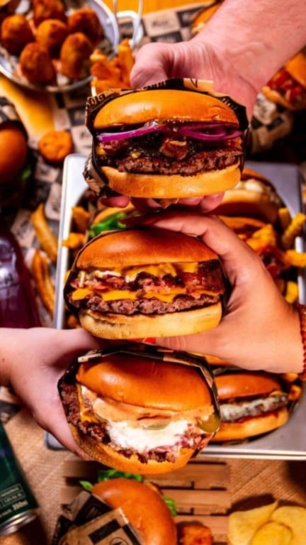 Miola/Yuga une comida japonesa e hambúrgueres em Jundiaí