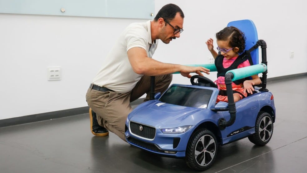 Fisioterapeuta ensinando todos os comandos do MobiZika para criança