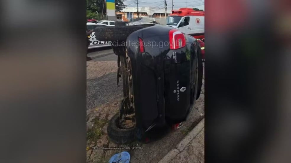 Carro tombado em Jundiaí