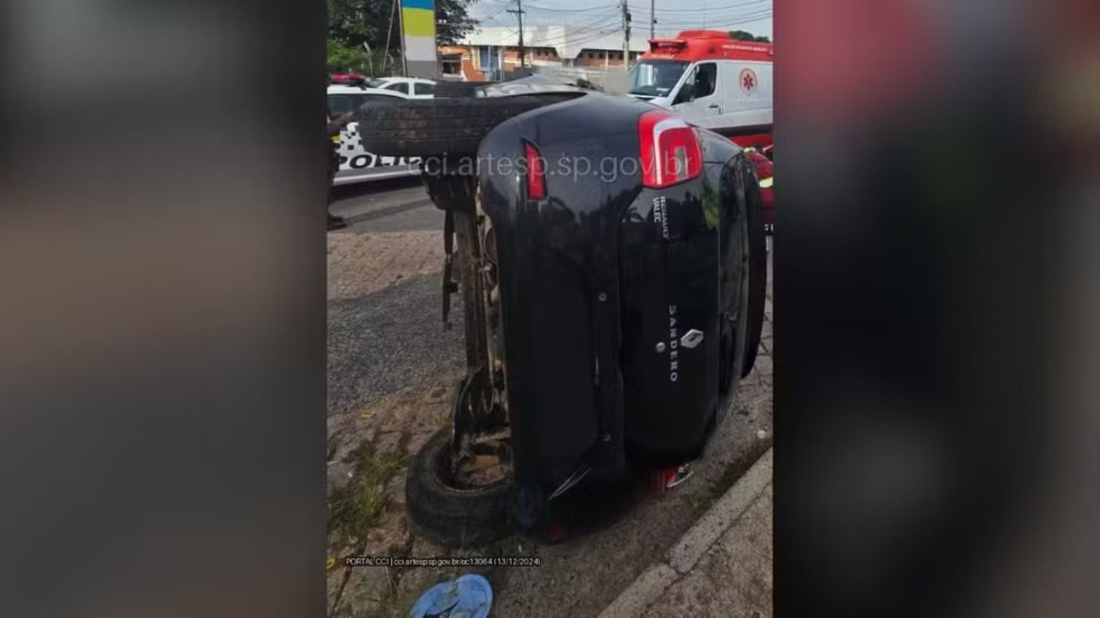 Carro tombado em Jundiaí