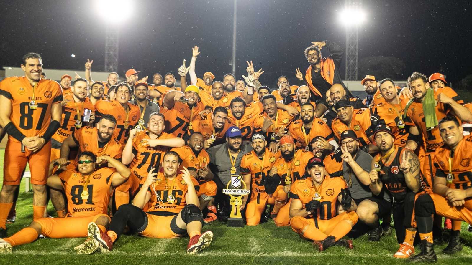 Jogadores do Ocelots comemorando