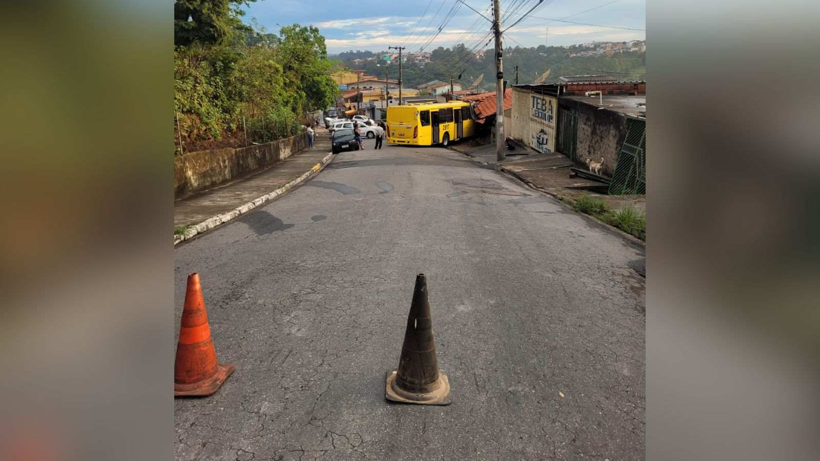 Ônibus atingindo as casas em Várzea Paulista