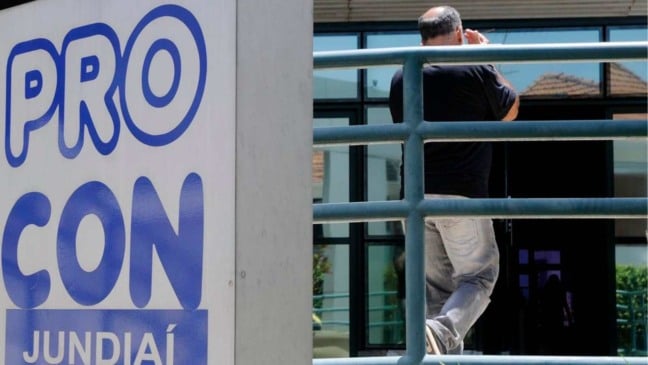 Placa do PROCON Jundiaí na fachada da unidade no Centro, com homem entrando no prédio para atendimento.
