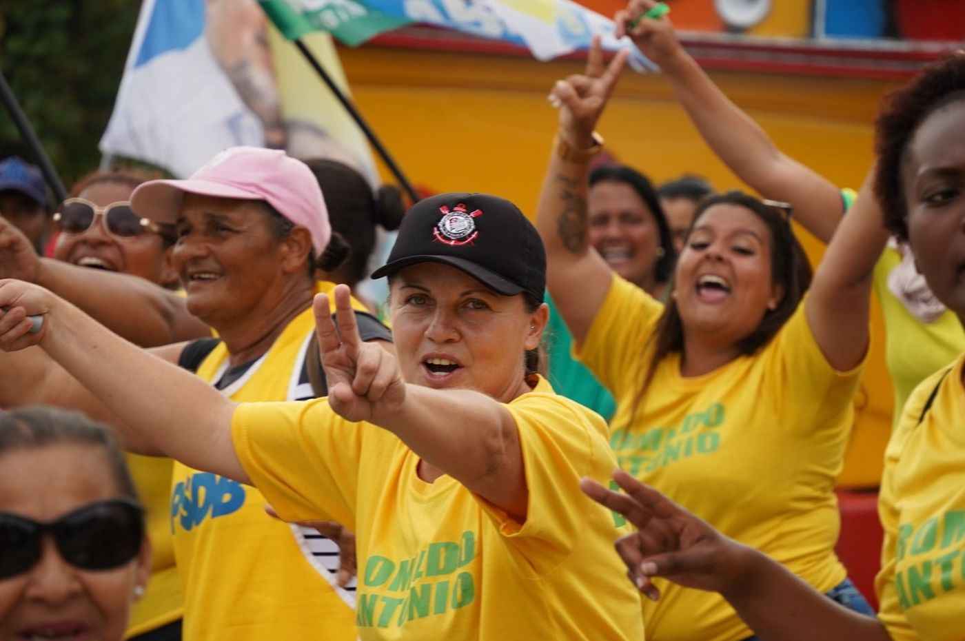 Apoiadores de Parimoschi em Jundiaí comemoram com entusiasmo em carreata, vestindo camisetas amarelas e fazendo sinais de vitória.