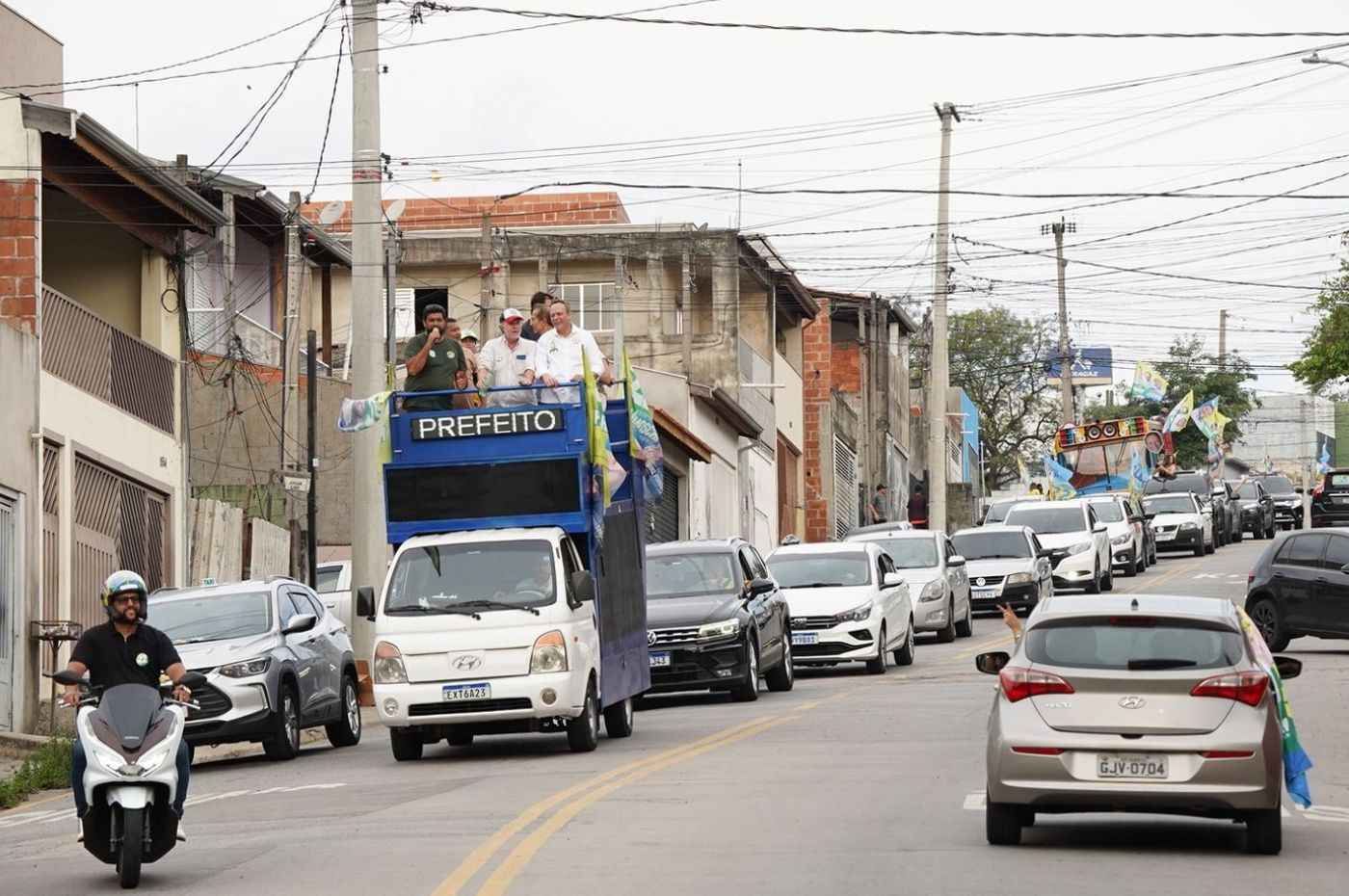 Parimoschi em carreata para prefeito em Jundiaí, em caminhão decorado, seguido por carros e apoiadores pelas ruas da cidade.