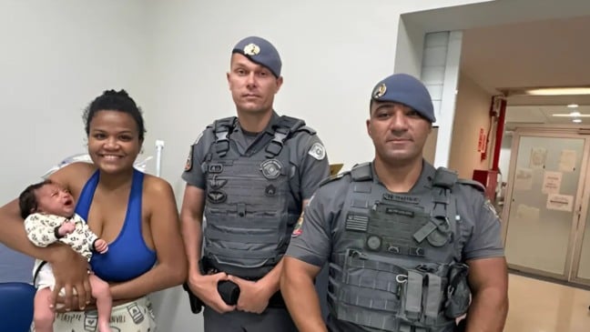 Policiais e mãe da bebê engasgada de Jundiaí