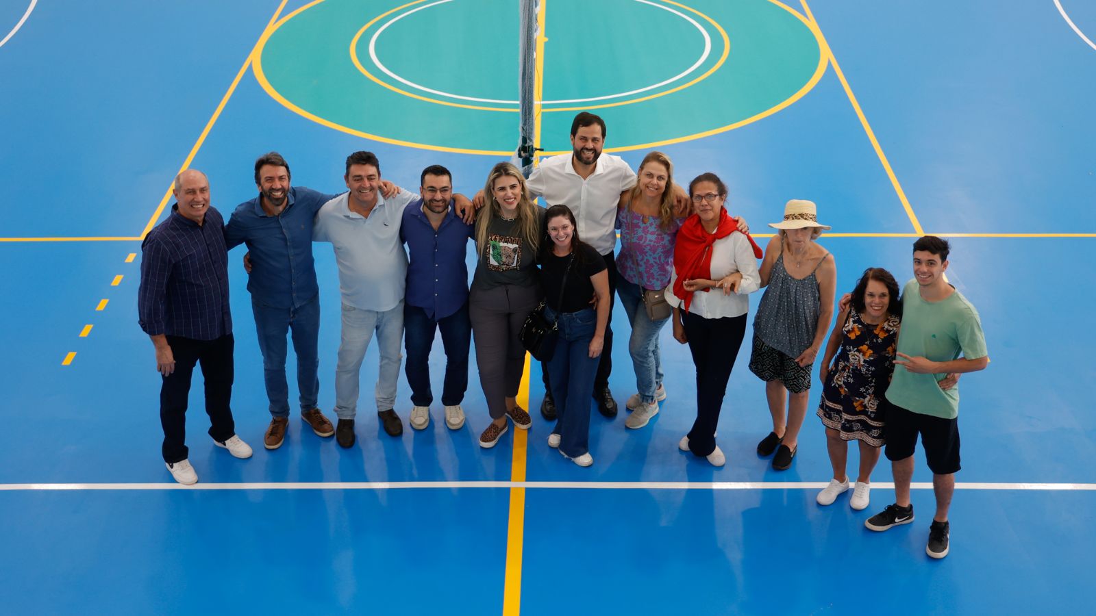 Luiz Fernando e vereadores no Centro de Excelência do Basquete